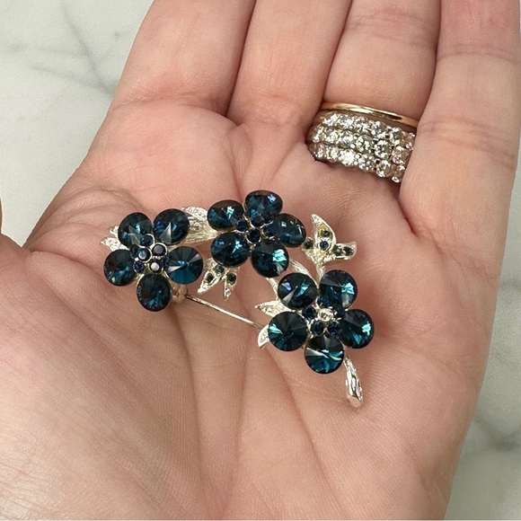 Vintage Rhinestone Brooch Pin Deep Blue Glass Rivoli Flower Swag Silver Tone - Picture 2 of 12